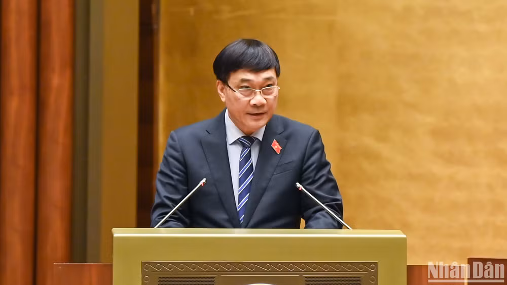 Chủ nhiệm Ủy ban Kinh tế Vũ Hồng Thanh trình bày Báo cáo của Đoàn giám sát của Quốc hội trong phiên họp sáng 28/10. (Ảnh: DUY LINH)