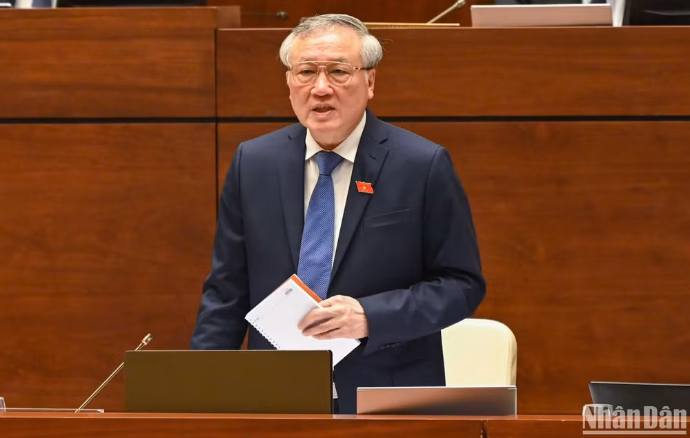 Chánh án Tòa án nhân dân tối cao Nguyễn Hòa Bình trả lời chất vấn của các đại biểu Quốc hội. (Ảnh: DUY LINH)