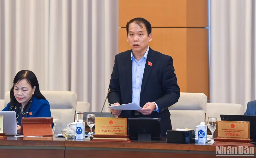 Chủ nhiệm Ủy ban Pháp luật của Quốc hội Hoàng Thanh Tùng báo cáo một số vấn đề lớn giải trình, tiếp thu, chỉnh lý dự thảo Luật Nhà ở (sửa đổi). (Ảnh: DUY LINH)