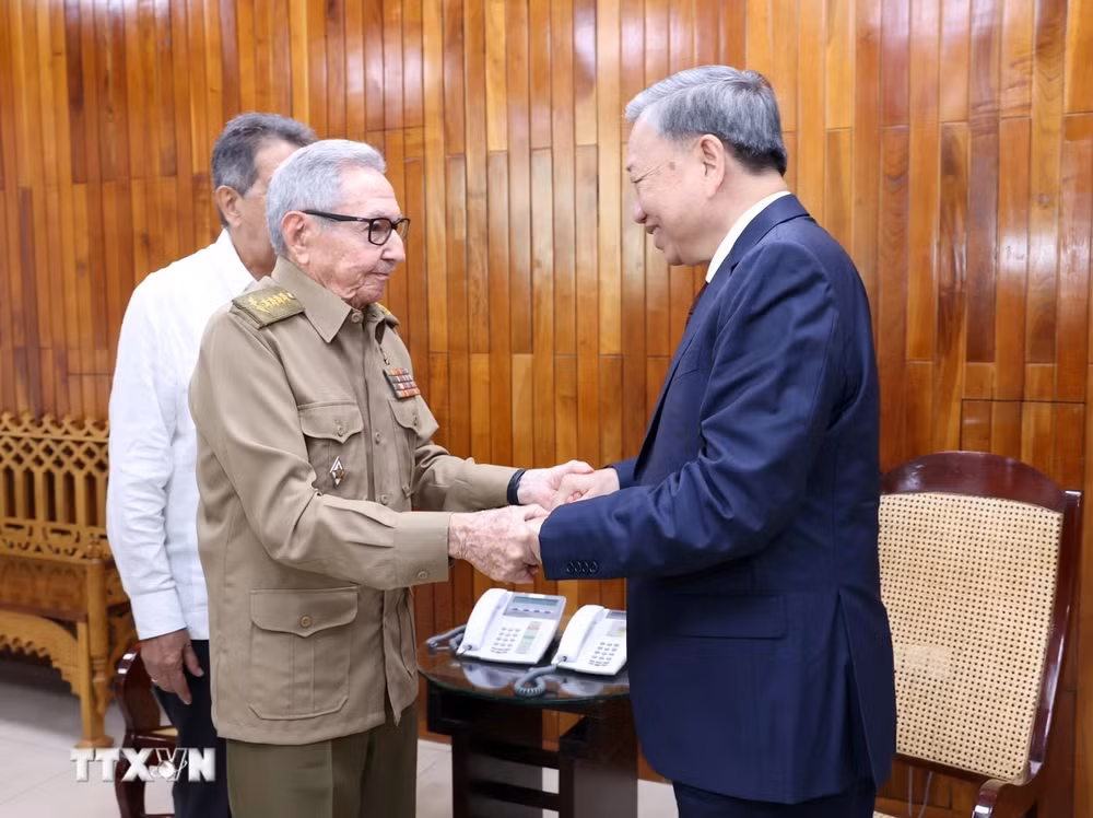 Tổng Bí thư, Chủ tịch nước Tô Lâm gặp Lãnh tụ Cách mạng Cuba, Đại tướng Raúl Castro Ruz.