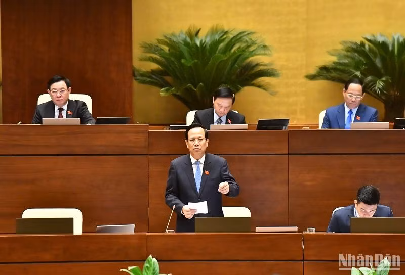 Bộ trưởng Lao động-Thương binh và Xã hội Đào Ngọc Dung trả lời chất vấn của đại biểu Quốc hội. (Ảnh: ĐĂNG KHOA)