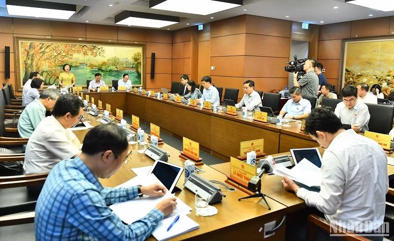 Quang cảnh phiên thảo luận ở Tổ Hà Nội. (Ảnh: ĐĂNG KHOA) Quang cảnh phiên thảo luận ở Tổ Hà Nội. (Ảnh: ĐĂNG KHOA)