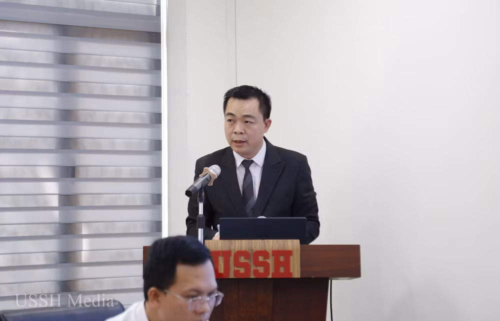 PGS, TS Nguyễn Văn Chiều, Trưởng khoa Khoa học chính trị, Trường Đại học Khoa học Xã hội và Nhân văn phát biểu đề dẫn hội thảo.