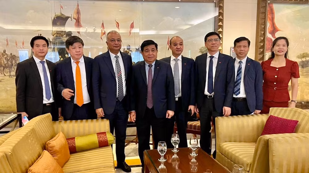 Bộ trưởng Kế hoạch và Đầu tư Nguyễn Chí Dũng chụp ảnh cùng các đại biểu tại cuộc làm việc với lãnh đạo Tập đoàn Adani (Ấn Độ).