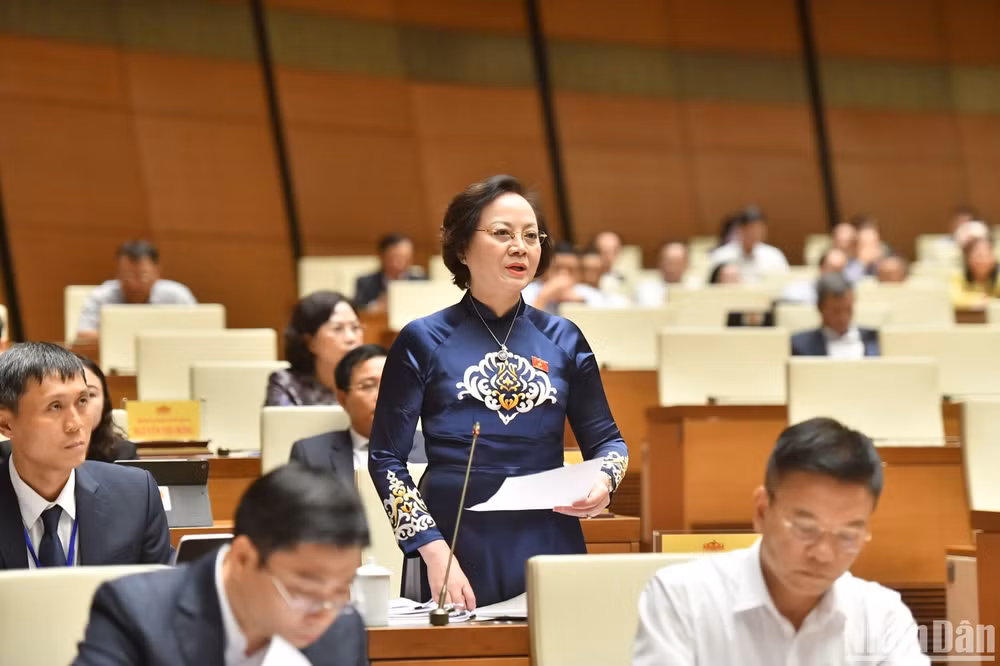 Bộ trưởng Nội vụ Phạm Thị Thanh Trà trả lời chất vấn của đại biểu Quốc hội. (Ảnh: ĐĂNG KHOA)