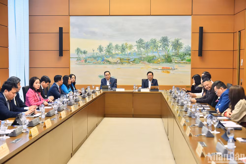 Quang cảnh phiên thảo luận tại Tổ 13. (Ảnh: THỦY NGUYÊN)