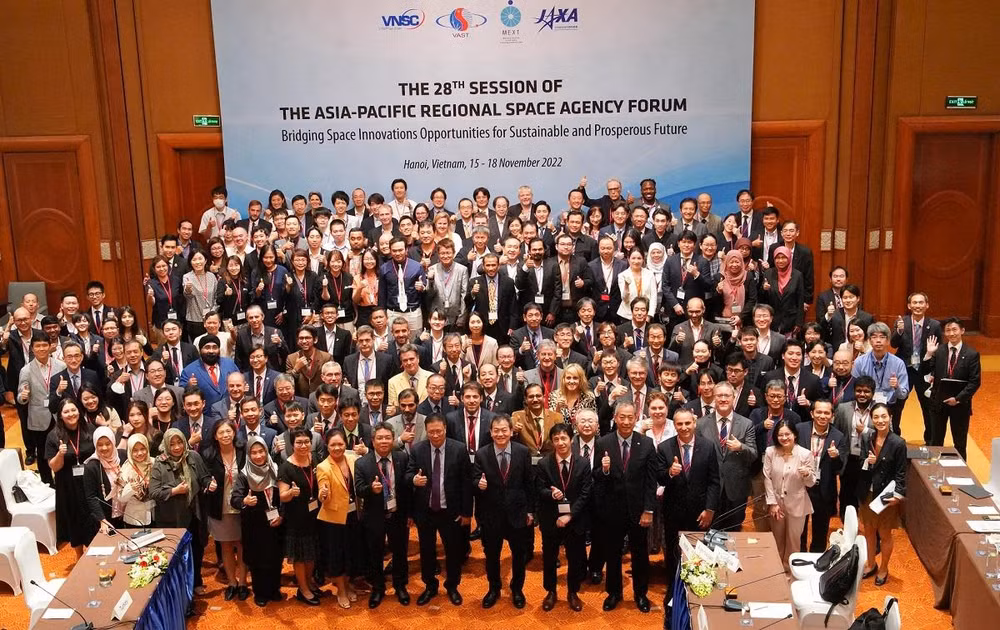 Các đại biểu tham dự APRSAF-28 chụp ảnh lưu niệm.