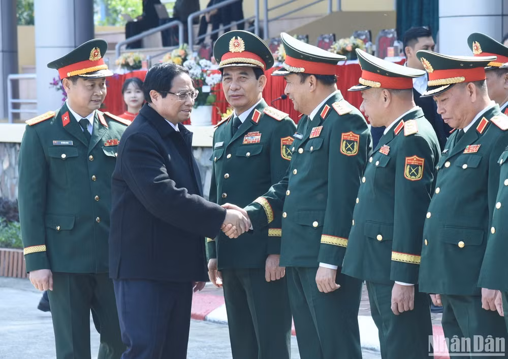 Thủ tướng Phạm Minh Chính tới thăm, động viên, kiểm tra công tác ứng trực, sẵn sàng chiến đấu tại Lữ đoàn K3 - Tổng cục II (Bộ Quốc phòng). (Ảnh: TRẦN HẢI)