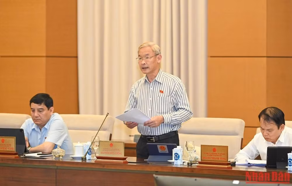 Chủ nhiệm Ủy ban Tài chính, Ngân sách của Quốc hội Nguyễn Phú Cường trình bày báo cáo thẩm tra.