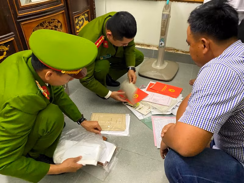 Cơ quan điều tra khám xét tại nhà riêng của các đối tượng, thu giữ nhiều chứng cứ, tài liệu liên quan vụ án. (Ảnh: Cơ quan Công an cung cấp)