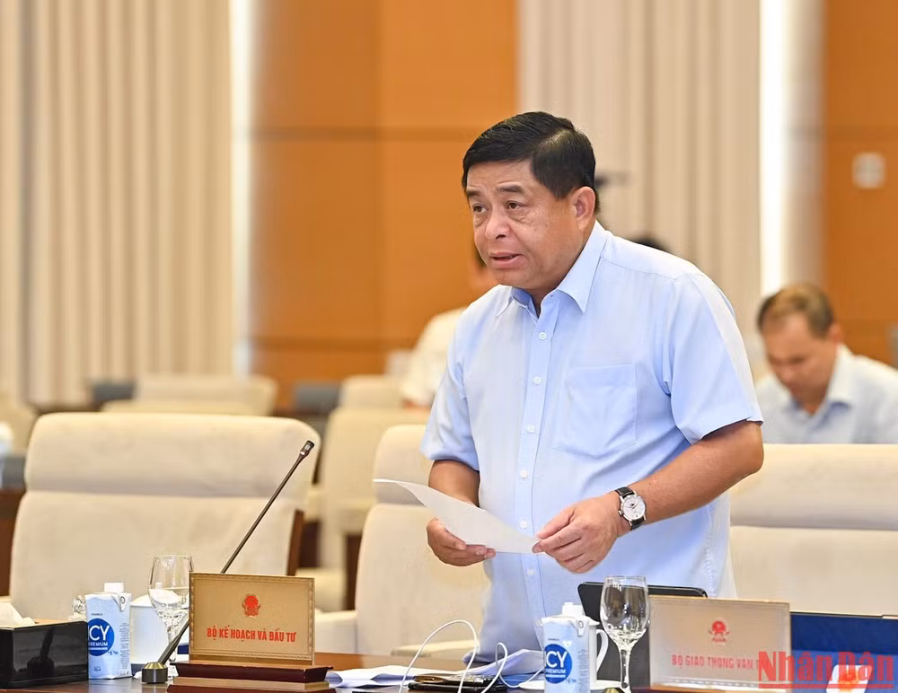 Bộ trưởng Kế hoạch và Đầu tư Nguyễn Chí Dũng trình bày tờ trình của Chính phủ tại phiên họp.
