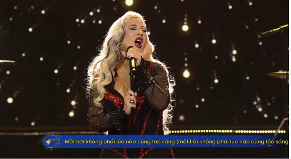 Ca sĩ Christina Aguilera biểu diễn tại sân khấu VinFuture 2022.