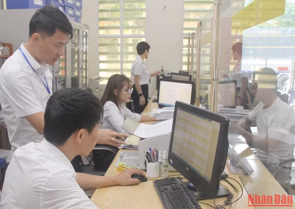 Các sở, ngành của Sơn La đã triển khai việc giải quyết hồ sơ trực tuyến tại bộ phận tiếp nhận và trả kết quả.