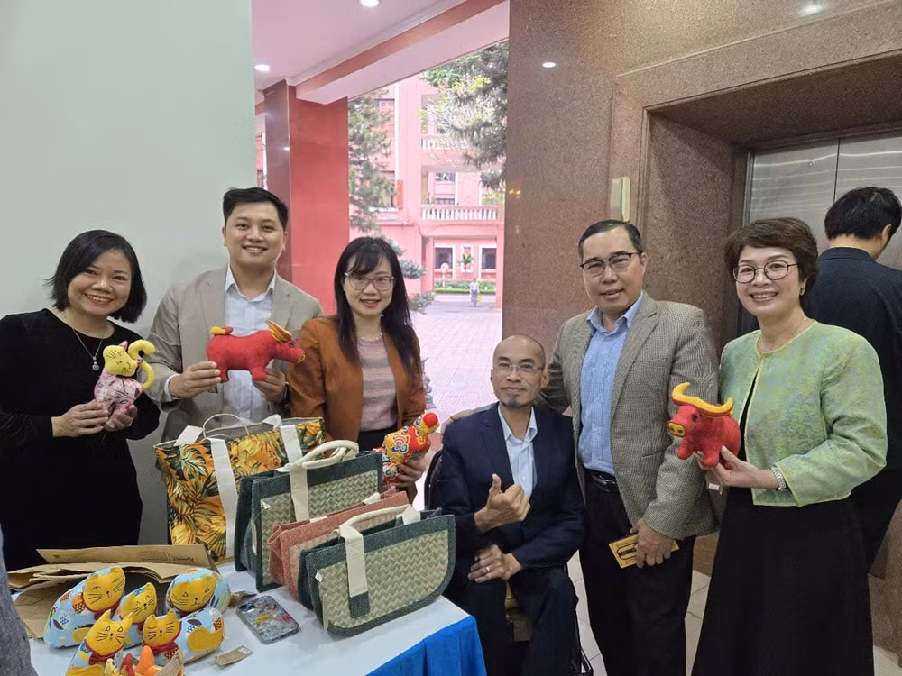 Các đại biểu tham quan gian trưng bày của KymViet, một trong 8 nhóm người yếu thế được Bộ Kế hoạch và Đầu tư bảo trợ những năm qua.