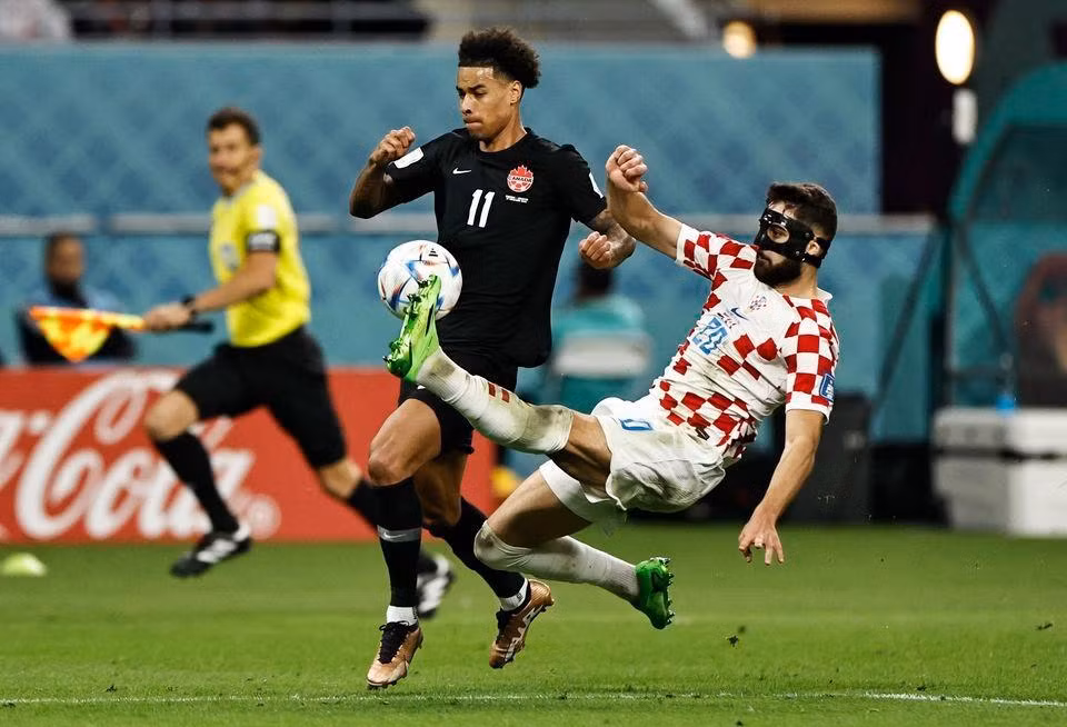 Một pha tranh chấp bóng giữa cầu thủ 2 đội trong trận đấu. (Ảnh: Reuters)