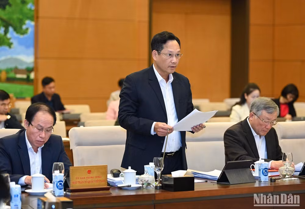 Phó Chánh án Tòa án nhân dân tối cao Nguyễn Văn Tiến trình bày Tờ trình về dự thảo Pháp lệnh. (Ảnh: DUY LINH)
