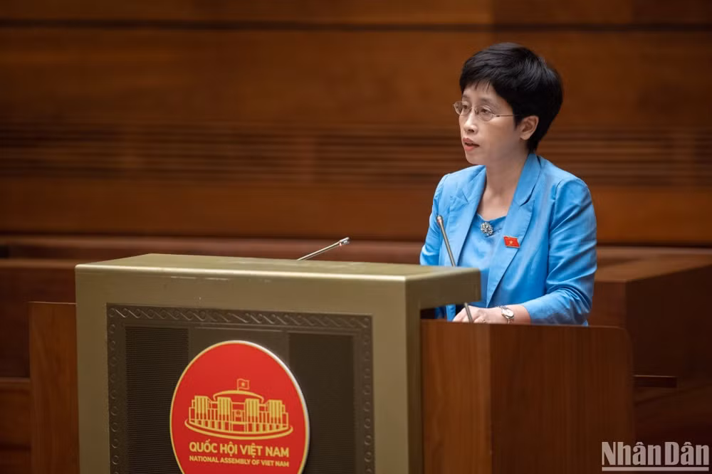 Phó Chủ nhiệm Ủy ban Tài chính, Ngân sách Nguyễn Thị Phú Hà báo cáo tóm tắt một số vấn đề lớn về dự án Luật Giá (sửa đổi) trong phiên họp chiều 5/4. (Ảnh: DUY LINH)