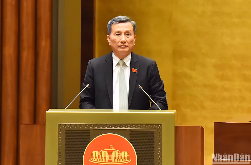 Chủ nhiệm Ủy ban Khoa học, Công nghệ và Môi trường Lê Quang Huy báo cáo giải trình, tiếp thu, chỉnh lý dự thảo Luật Viễn Thông (sửa đổi). (Ảnh: THỦY NGUYÊN)