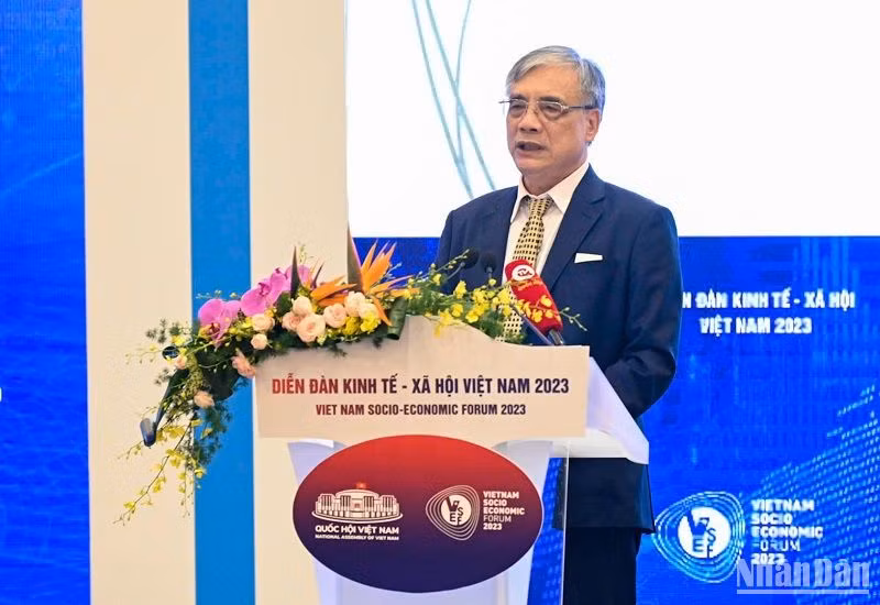 PGS, TS Trần Đình Thiên, nguyên Viện trưởng Viện Kinh tế Việt Nam trình bày tham luận. (Ảnh: DUY LINH)