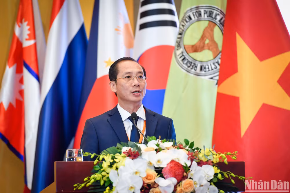 PGS, TS Nguyễn Bá Chiến, Giám đốc Học viện Hành chính Quốc gia, trình bày thông điệp tại hội nghị. (Ảnh: THÀNH ĐẠT)