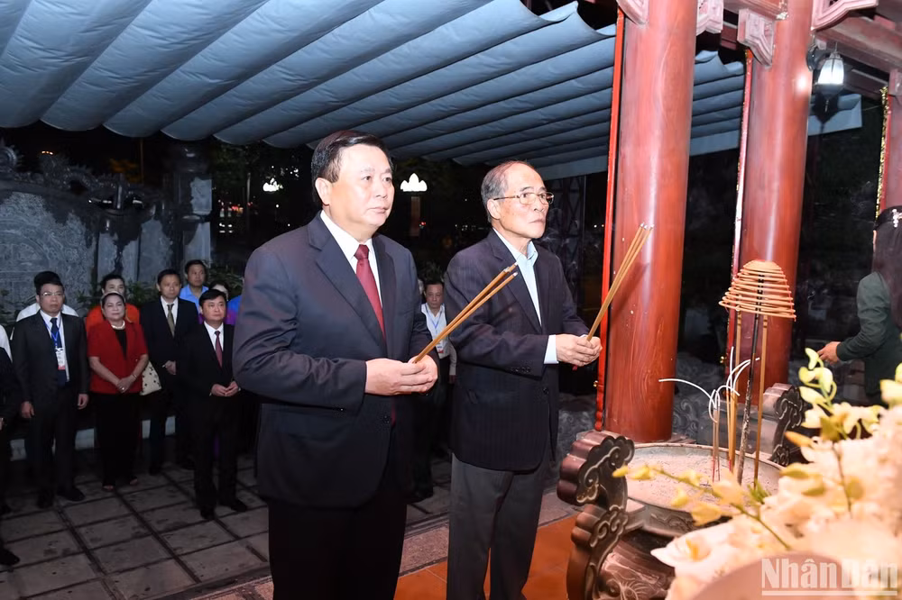 Đồng chí Nguyễn Sinh Hùng, nguyên Chủ tịch Quốc hội và đồng chí Nguyễn Xuân Thắng, Ủy viên Bộ Chính trị, Giám đốc Học viện Chính trị quốc gia Hồ Chí Minh, Chủ tịch Hội đồng Lý luận Trung ương dâng hương tưởng niệm, tri ân các anh hùng liệt sĩ.