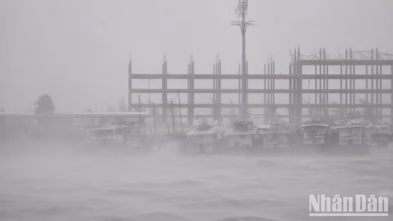 Hiện bão số 3 đang tiến gần vào khu vực Quảng Ninh. Tại thành phố Hạ Long, sóng biển đánh rất cao, gió giật mạnh. (Ảnh: SƠN BÁCH - THÀNH ĐẠT)