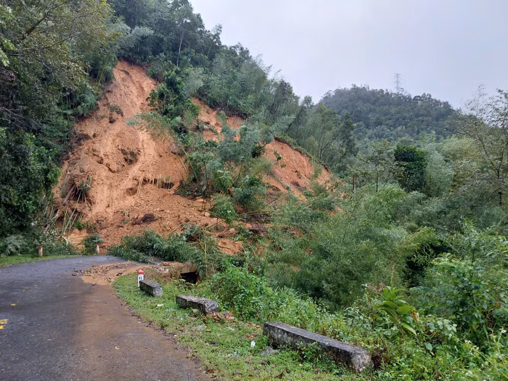 Vị trí sạt lở gần cầu Khuổi Ngọa, xã Ca Thành.