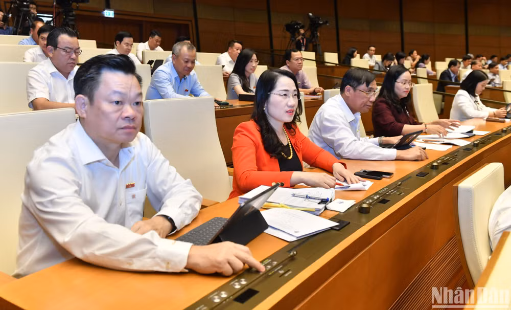 Các đại biểu Quốc hội biểu quyết thông qua Luật Tài nguyên nước (sửa đổi). (Ảnh: ĐĂNG KHOA)