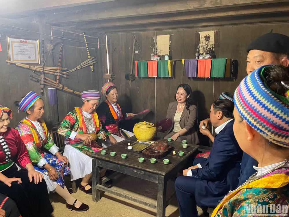 Quyền Chủ tịch nước Võ Thị Ánh Xuân trò chuyện, thăm hỏi bà con dân tộc Mông tại Làng Văn hoá-Du lịch các dân tộc Việt Nam. (Ảnh: NGỌC LIÊN)