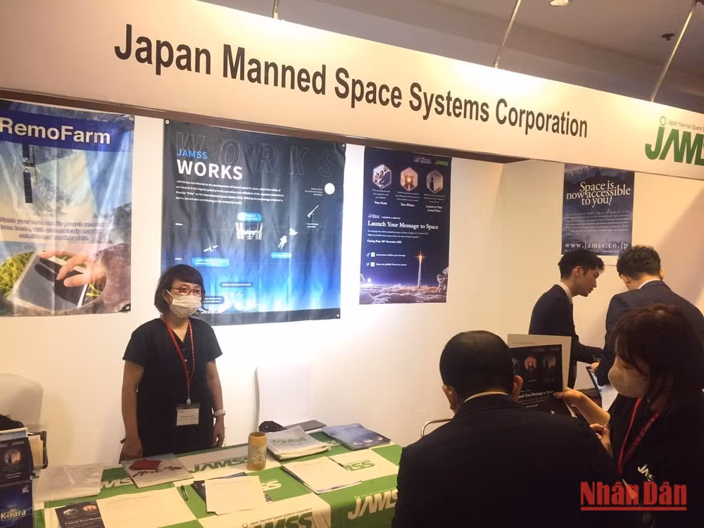 Gian trưng bày thông tin về sản phẩm vũ trụ của một doanh nghiệp Nhật Bản tại APRSAF-28. (Ảnh: VĂN TOẢN)
