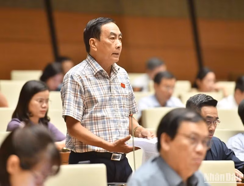 Đại biểu Quốc hội Phạm Văn Hòa (đoàn Đồng Tháp) góp ý kiến vào dự thảo Luật Căn cước công dân (sửa đổi) trong phiên họp chiều 22/6. (Ảnh: ĐĂNG KHOA)