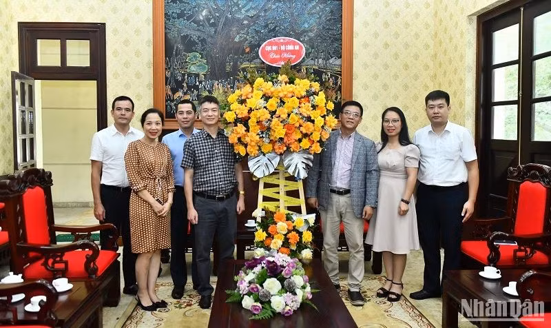 Đoàn đại biểu Cục B01 - Bộ Công an chúc mừng Báo Nhân Dân. (Ảnh: ĐĂNG KHOA)