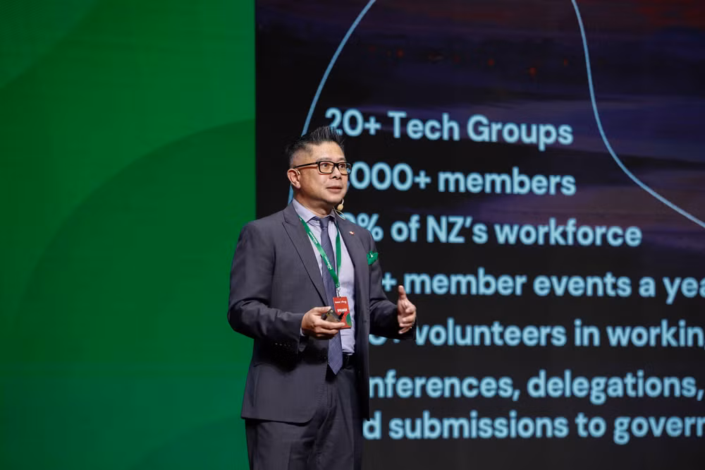 Ông Mitchell Phạm chia sẻ tại hội thảo.