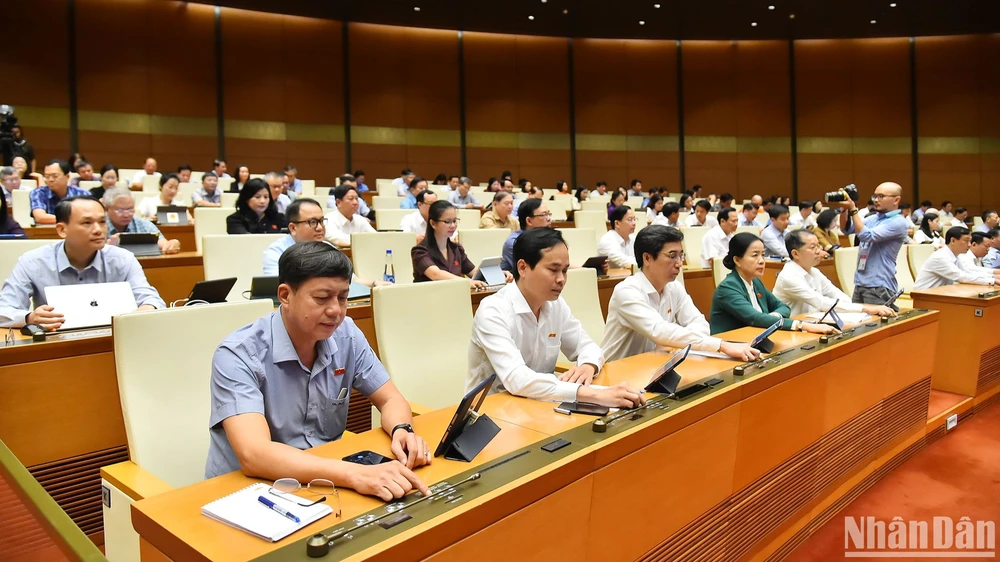 Quốc hội biểu quyết thông qua Nghị quyết về tổ chức chính quyền đô thị và thí điểm một số cơ chế, chính sách đặc thù phát triển thành phố Đà Nẵng. (Ảnh: THỦY NGUYÊN)