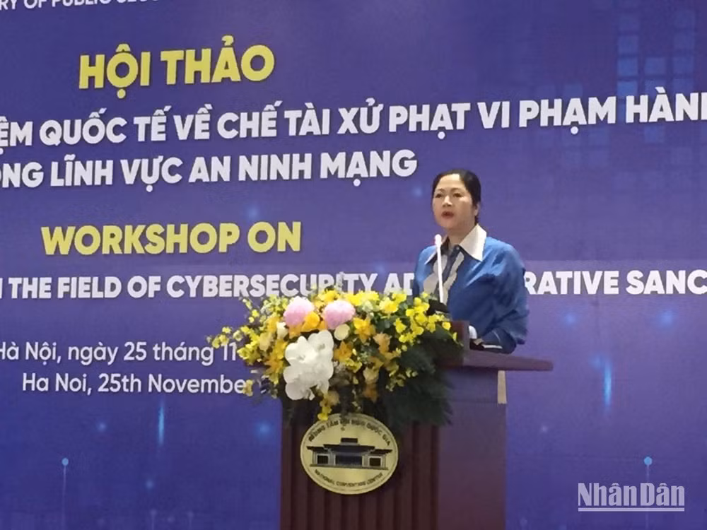 Bà Nguyễn Thanh Hà, Phó Cục trưởng Cục Quản lý xử phạt vi phạm hành chính và theo dõi thi hành pháp luật (Bộ Tư pháp), trình bày tham luận với chủ đề “Khuyến nghị xây dựng quy định của pháp luật về xử phạt vi phạm hành chính trong lĩnh vực an ninh mạng”. (Ảnh: VĂN TOẢN)