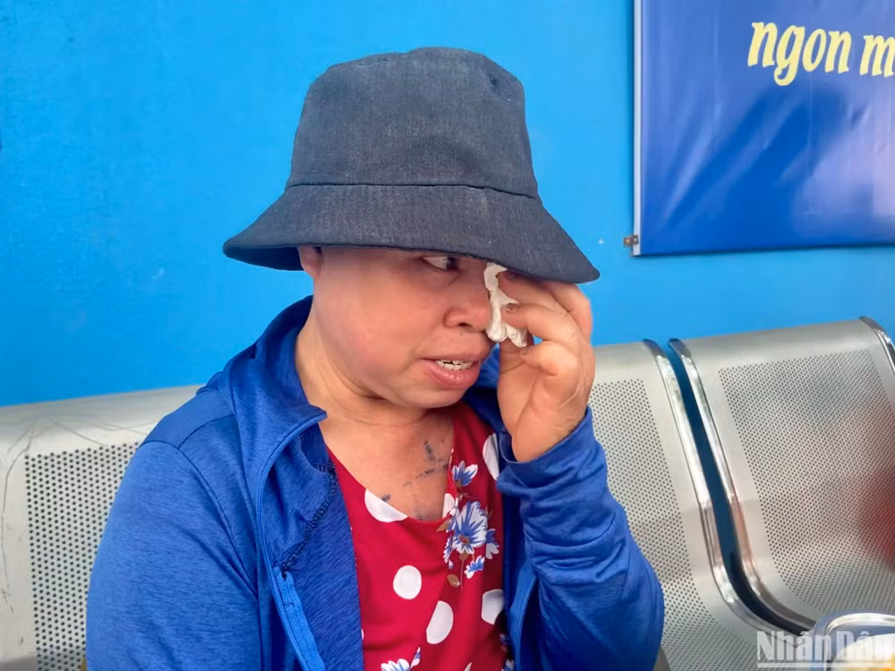 Chị Quách Thị Luyến xúc động trước sự giúp đỡ nhiệt tình từ các thành viên của quán Nụ cười Shinbi.