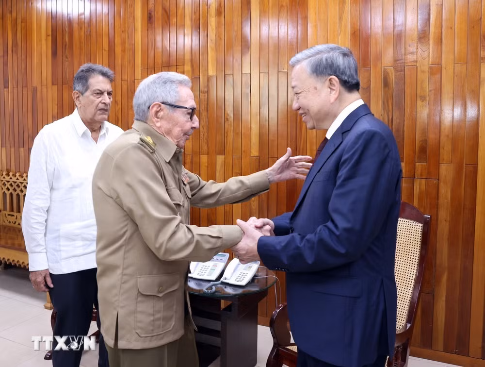 Tổng Bí thư, Chủ tịch nước Tô Lâm gặp Lãnh tụ Cách mạng Cuba, Đại tướng Raúl Castro Ruz.