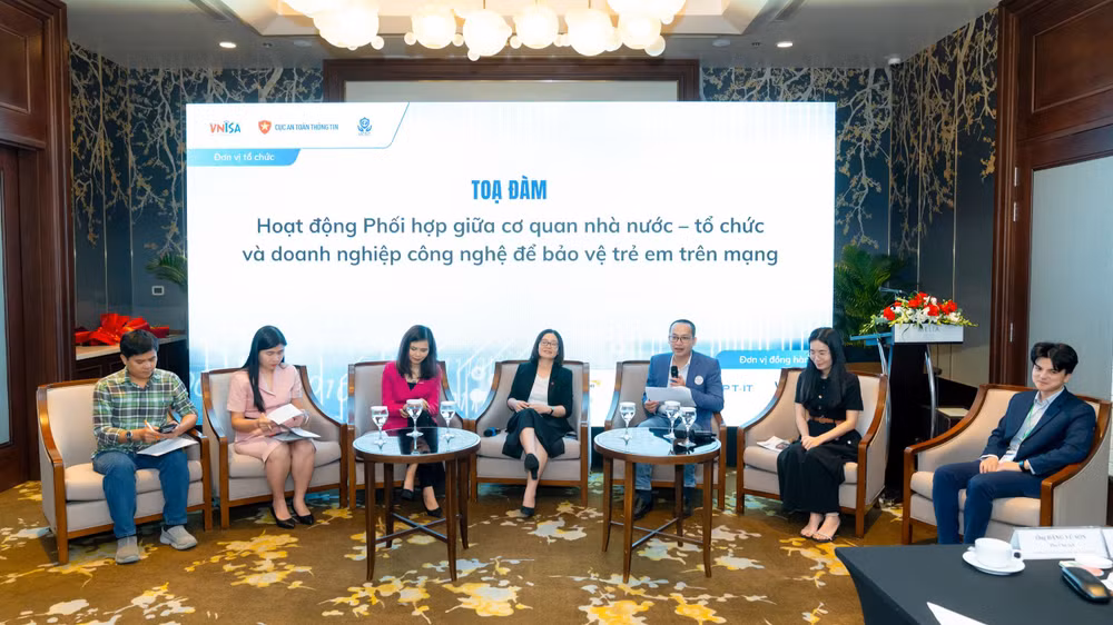 Phiên tọa đàm tại hội thảo.