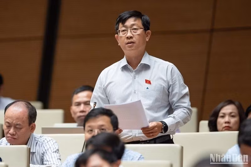 Đại biểu Nguyễn Hữu Thông nhất trí với đề xuất điều chỉnh thời gian hoàn thành dự án đến hết năm 2025. (Ảnh: THỦY NGUYÊN)