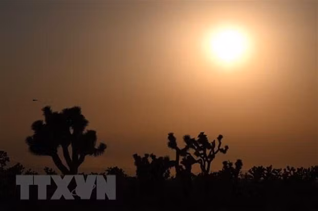 Hoàng hôn ở Lancaster, California (Mỹ) khi nhiệt độ lên tới 41,6 độ C, ngày 12/7/2021. (Ảnh: AFP/TTXVN) 