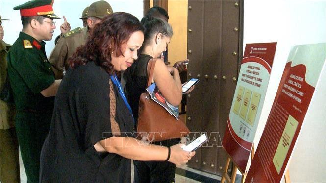 Độc giả Cuba quét mã QR để tải các phiên bản tiếng Tây Ban Nha, tiếng Anh và tiếng Pháp của cuốn sách “Một số vấn đề lý luận và thực tiễn về chủ nghĩa xã hội và con đường đi lên chủ nghĩa xã hội ở Việt Nam” của Tổng Bí thư Nguyễn Phú Trọng. 