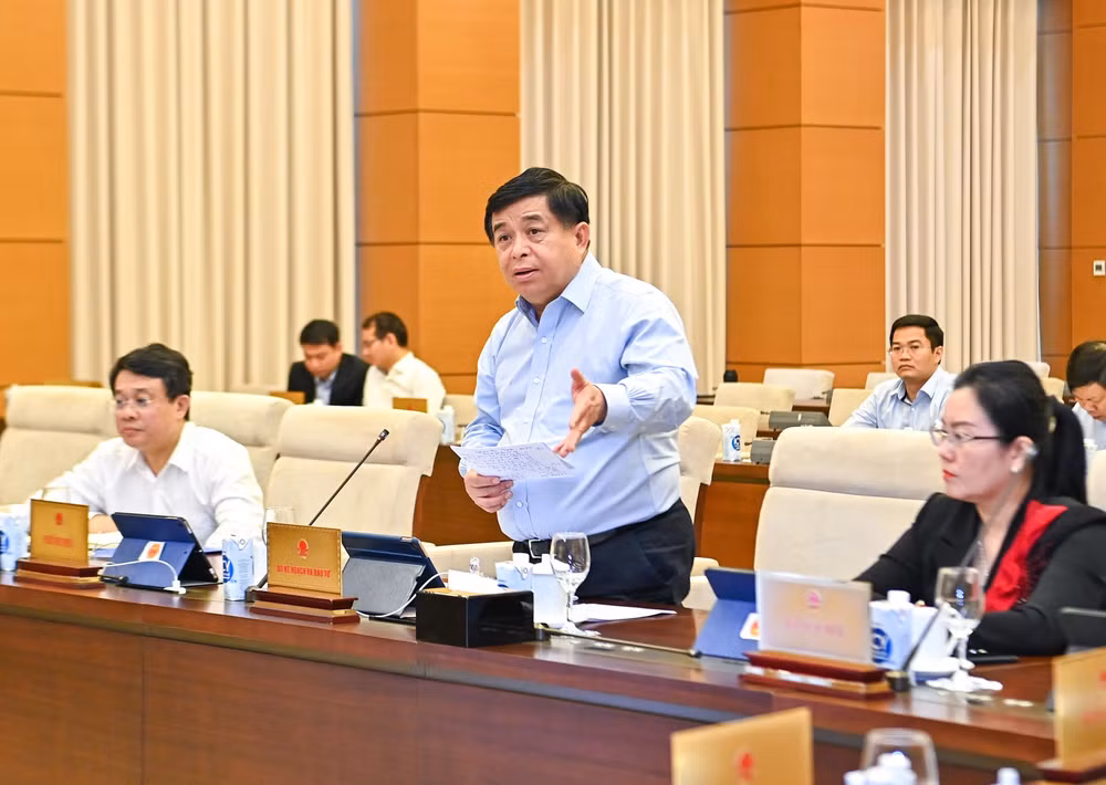 Bộ trưởng Kế hoạch và Đầu tư Nguyễn Chí Dũng trình bày Tờ trình của Chính phủ tại phiên họp. (Ảnh: DUY LINH)