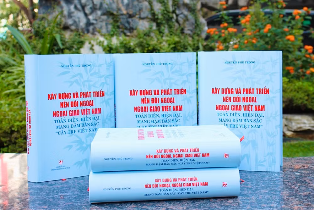 Cuốn sách Xây dựng và phát triển nền đối ngoại, ngoại giao Việt Nam toàn diện, hiện đại, mang đậm bản sắc “cây tre Việt Nam” của Tổng Bí thư Nguyễn Phú Trọng.