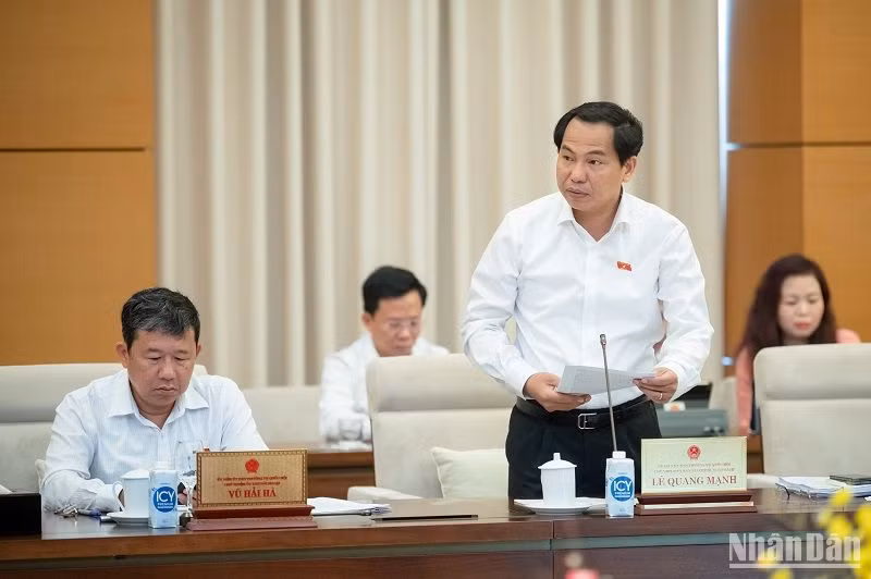 Chủ nhiệm Ủy ban Tài chính, Ngân sách Lê Quang Mạnh trình bày báo cáo tại phiên họp. (Ảnh: DUY LINH)