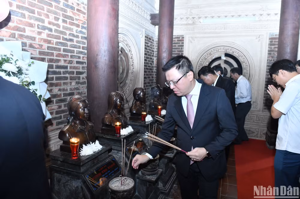 Đồng chí Lê Quốc Minh, Ủy viên Trung ương Đảng, Tổng Biên tập Báo Nhân Dân, Phó Trưởng Ban Tuyên giáo Trung ương, Chủ tịch Hội Nhà báo Việt Nam thắp hương tri ân các anh hùng liệt sĩ.