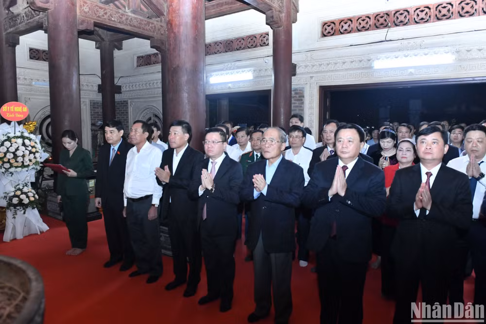 Các đồng chí lãnh đạo, nguyên lãnh đạo Đảng, Nhà nước và các đại biểu dâng hương tưởng niệm, tri ân các anh hùng liệt sĩ.