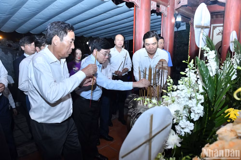 Các đại biểu dâng hương tưởng niệm, tri ân các anh hùng liệt sĩ.