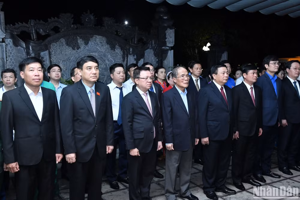 Các đồng chí lãnh đạo, nguyên lãnh đạo Đảng, Nhà nước và các đại biểu dâng hương tưởng niệm, tri ân các anh hùng liệt sĩ.