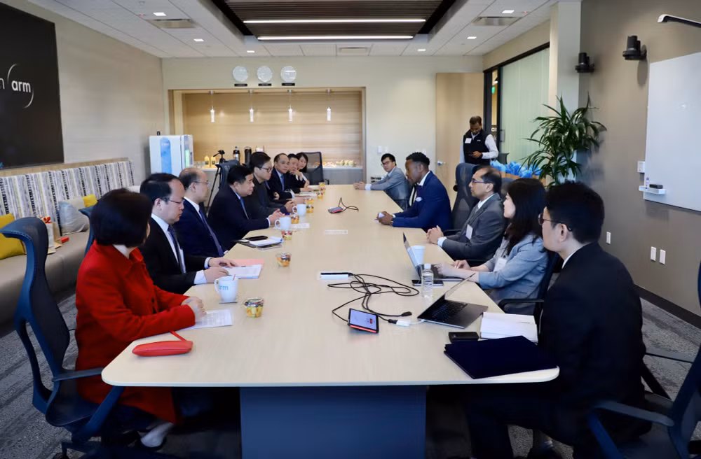 Quang cảnh buổi làm việc giữa đoàn công tác của Bộ Kế hoạch và Đầu tư và đại diện Công ty ARM.