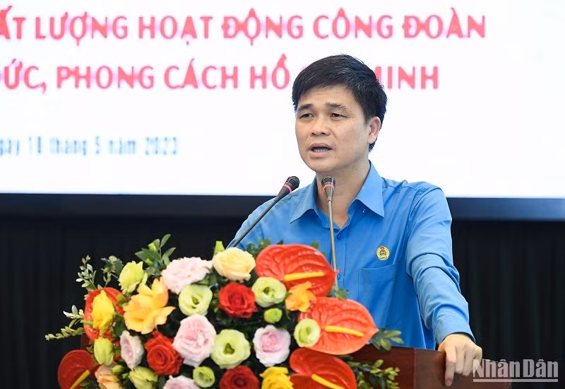 Phó Chủ tịch Tổng Liên đoàn Lao động Việt Nam, Chủ tịch Công đoàn Viên chức Việt Nam Ngọ Duy Hiểu phát biểu khai mạc tọa đàm. (Ảnh: THÀNH ĐẠT)